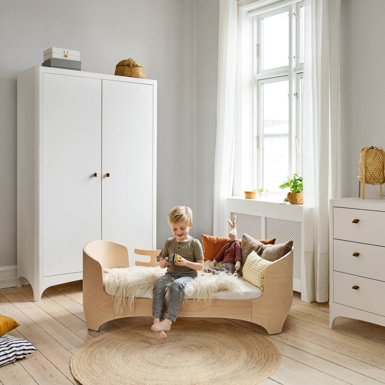 Leander Classic Cot Bed with Junior Kit – Whitewash
